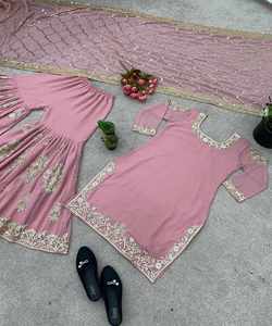 Ensemble de robe Banarasi tendance: ensembles de robe Banarasi tendance mettant en vedette et l'artisanat complexe - Product Image 1