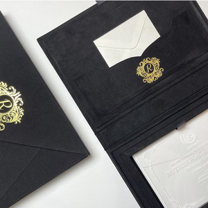 Boîte d'invitation en velours noir avec monogramme en feuille d'or |   Souvenir de mariage de luxe - Product Image 1