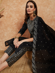 Conjunto de Kurta, Pantalones y Dupatta de Verano para Mujer, Color Negro, Bordado, Mezcla de Algodón, Cuello en V, Corte en A, 100% Calidad de Exportación, Largo y Moderno - Product Image 3