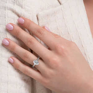 Anillo de Compromiso y Matrimonio de Plata 925 con Moissanita de Corte Ovalado en Engaste Canal Elegante - Product Image 3