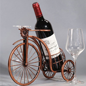 Soporte minimalista para una sola botella de vino, de alambre negro, sobre una base de mármol. Arte moderno. Disponible a precios de mayoreo. - Product Image 3