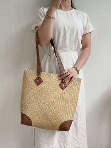 Sac en herbe naturelle tissée à la main avec fermeture à glissière et sangles en cuir de qualité supérieure accessoire de mode pour femmes écologique - Product Image 6