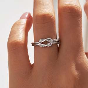 Anillo de Promesa Jeulia Love Forever Knot - Plata de Ley con Incrustaciones de Diamantes Chapadas en Rodio - Product Image 6