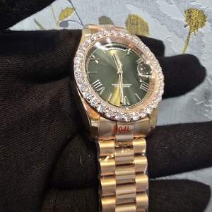 Montre mécanique analogique unisexe de qualité supérieure 41 mm en or jaune avec bracelet en acier inoxydable et diamants moissanite carrés, style moderne hip-hop - Product Image 2