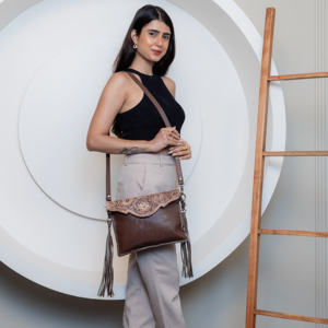 Sac à bandoulière personnalisé en cuir gaufré usiné à la main pour femmes sacs à main de luxe à bandoulière en cuir de vachette véritable avec pompon - Product Image 2