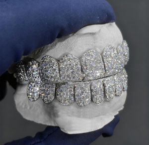 Grillz en or blanc élégant avec diamants en moissanite, étincelant et brillant, design haut de gamme et bijoux polis - Product Image 2