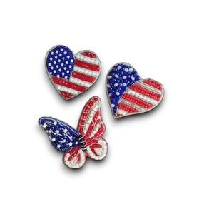 Broche pomme drapeau américain Broche brodée à la main - Product Image 4