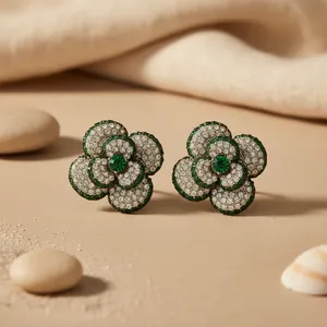 Boucles d'oreilles clous florales tendance pour femmes, pierres vertes, laiton plaqué or, alliage de cuivre, perle, diamant, pour fêtes et occasions religieuses - Product Image 1