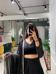 Hermosa Lehenga de seda tradicional con borde de encaje Estilo elegante de longitud larga para damas de honor de fiesta o funciones de boda - Product Image 5