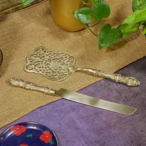 Serveur de gâteau en laiton gravé au fini or magnifiquement conçu et ensemble de couteaux ustensile de service coupe de gâteau en métal pour les événements - Product Image 1