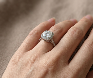 Anillo de Compromiso con Diamante Cultivado en Laboratorio de Corte Ovalado de 3 Quilates, Estilo Vintage, Oro Blanco de 10K, Halo con Pavé - Product Image 3