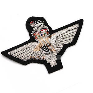 Insignias Bordadas a Mano Hechas con Materiales Duraderos, Insignias Bordadas a Mano de Primera Calidad en Venta - Product Image 4