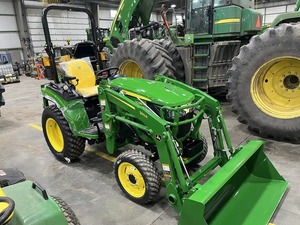 Tracteur agricole compact John Deere 2038R avec chargeur frontal, transmission par engrenages 4x4, vert et jaune - Product Image 5