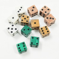Élégant jeu de dés classiques carrés en pierre naturelle blanche gravée, points noirs lisses, ensemble artisanal 1 pièce, écologique, fait main, pour 2 joueurs
