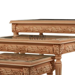 Ensemble de tables gigognes classiques en bois avec plateau décoratif peint et détails sculptés pour salons élégants et décoration intérieure - Product Image 5
