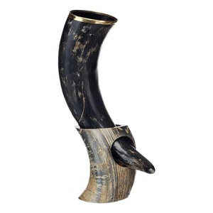 Corne à boire Viking sculptée à la main avec support de corne corne à boire en agate de bière véritable faite à la main par Axiom Home Accents - Product Image 1