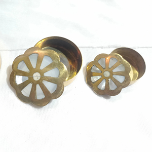 Mini boîte distinctive en laiton et nacre incrustée, fabriquée à la main en Inde pour les projets de vente au détail et d'hôtellerie haut de gamme - Product Image 1