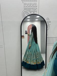 Vente en gros excellente qualité Lehenga Choli avec fil épais et séquence de travail haut court élégant avec haussement d'épaules pour les dames Look moderne - Product Image 3