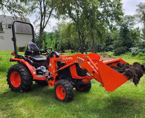 Tracteur à roues Kubota 75 CV avec composants essentiels pour une utilisation agricole. - Product Image 3