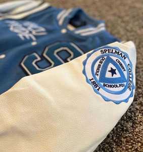 Veste universitaire brodée usée pour hommes, blanche et bleue, veste en cuir d'hiver de basket-ball universitaire avec motif de lettres - Product Image 1