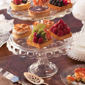 Support à gâteau en verre rond élégant personnalisable avec des outils à gâteau de finition brillante - Product Image 3