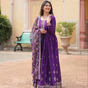 Vestido de estilo completo de color púrpura de alta exigencia con Dupatta en trabajo de bordado en seda atigrado para Celebración de bodas y festivales - Product Image 1