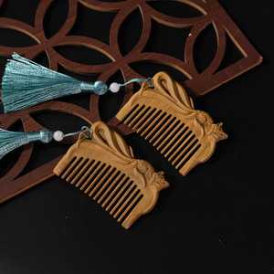 Peigne de massage en bois naturel poli, fait main, antistatique, à dents larges, pour démêler les cheveux et stimuler la croissance capillaire saine - Product Image 4