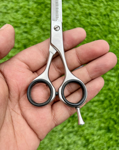 Ciseaux professionnels pour éclaircir les cheveux de marque privée Ciseaux de coiffeur en acier inoxydable satiné avec étui de présentation pour la coupe - Product Image 4