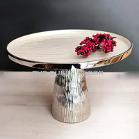 Présentoir à gâteau antique fini avec un design de moulage en métal d'aspect luxueux, parfait pour les mariages et les utilisations de présentoir de gâteau de table vintage