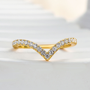 Anillo de Boda Apilable Chapado en Oro Blanco con Moissanita de Corte Redondo de 2 mm en Forma de V, Joyería Fina - Product Image 1