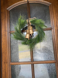 AK Latón Atractivo Metal Vaca Campanas Acabado antiguo Juego de 4 Campanas individuales en cuerda Campanas colgantes decorativas para decoración de Navidad - Product Image 6