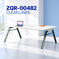 Table de conférence rectangulaire moderne blanche avec structure en acier vert et plateau central en bois pour les espaces de formation au bureau