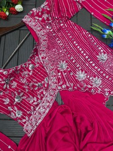 Dernière Tendance : Lehenga Choli Dupatta Rose en Soie Longueur Ras du Sol avec Broderie de Paillettes, Prêt-à-porter, Haute Qualité, Style Indien et Pakistanais, Idéal pour Mariages et Fêtes - Product Image 2