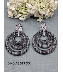 Pendientes sofisticados de moda victoriana para mujer con elementos de diseño vintage y atractivo elegante de la India - Product Image 5
