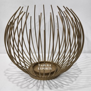 Bougeoir en métal robuste en forme de cage haute conçu pour une utilisation intérieure et extérieure avec une construction durable et élégante - Product Image 3