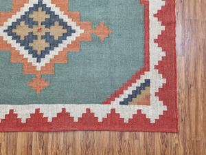 Tapis Kilim en laine de Bohème tissé à la main vert rouge motif abstrait technique tuftée écologique pour le salon - Product Image 6