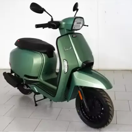 دراجة نارية جديدة خاصة من Lambretta طراز V200 موديل 2023 و2024 بقدرة 350 حصان جاهزة للشحن