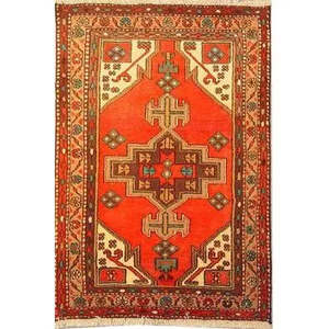 Una de las pocas alfombras persas de Hamedan de 4'9 x 3'2 pies. - Product Image 1