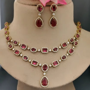 Collar CZ Ad Mehandi con Perlas de Imitación, Circonita, Diseño Floral Moderno, Cadena de Eslabones, Corte Esmeralda Natural para Bodas, Hecho de Latón - Product Image 1