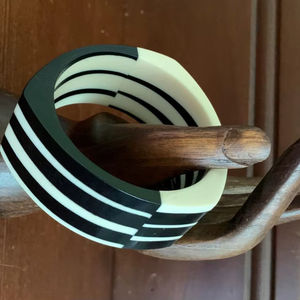 Brazalete Abierto de Alta Calidad, Venta Directa de Fábrica, Brazalete Hawaiano en Forma de C de Acrílico, Ecológico, para Mujer, para Bodas - Product Image 1