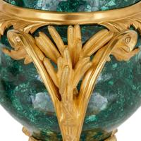Vases décoratifs en malachite au design moderne avec accents en laiton