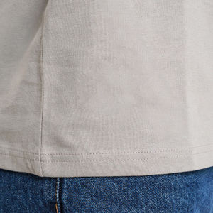 Camiseta OEM gris claro al por mayor para hombre, camiseta transpirable personalizada de talla grande para hombre, camiseta con logotipo personalizado de alta calidad - Product Image 4