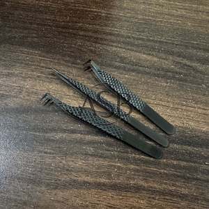 Pince à cils noire mate, beauté, extension de cils, pointe lisse, acier inoxydable, précision, 11 cm, impression de logo personnalisée, service OEM - Product Image 1