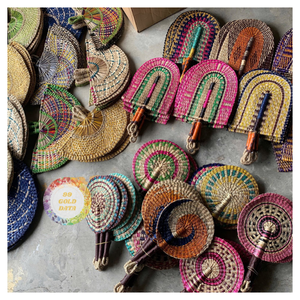 Ensemble cadeau de ventilateur, éventail africain à main avec poignée en cuir, vendu assorti, éventail en herbe de mer tissée, petit, multifonctionnel, coloré - Product Image 1