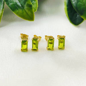 ต่างหูเพอริดอททรงบาแก็ตต์ - หินประจำเดือนสิงหาคม, ชุบทอง เงินแท้ 925, เครื่องประดับทำมือ, ขายส่งแบบฝังเพชร - Product Image 2