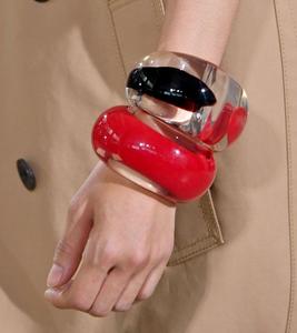 Ensemble de bracelets en résine imperméables au look luxueux pour femmes, finition lisse, couleurs personnalisées, design mignon - Accessoire élégant pour les invitées de mariage - Product Image 2