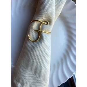 Rond de serviette en métal doré au design unique de pétales de fleurs avec finition polie pour la décoration de table d'événements familiaux de mariages - Product Image 5