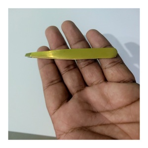 Pinzas para cejas inclinadas de oro titanio con bolsa de cuero Acabado de alta calidad con logotipo de los clientes - Product Image 1