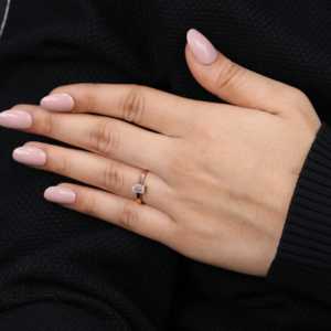 แหวนหมั้นเพชรเม็ดเดี่ยวที่เจียระไนจากมรกตตัดเป็นเพชรในเงินสเตอร์ลิงพร้อมความคมชัด VS1-ดีไซน์หรูหราและมีสไตล์ - Product Image 3