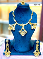 Collier géométrique élégant avec pendentif à perles de globe à étages, longues boucles d'oreilles pendantes, bague assortie 63083
